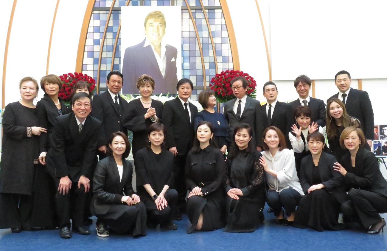 小金沢昇司さんを「偲ぶ会」に集まった歌手仲間ら