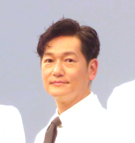 井浦新、白衣姿のドクターオフショット披露　「ぜひコーイチと気軽によんでいただけると」