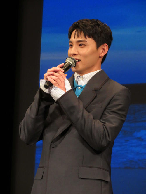 川西拓実、初主演映画「バジーノイズ」でJO1「Go to the TOP」ポーズ共演陣に教えていた