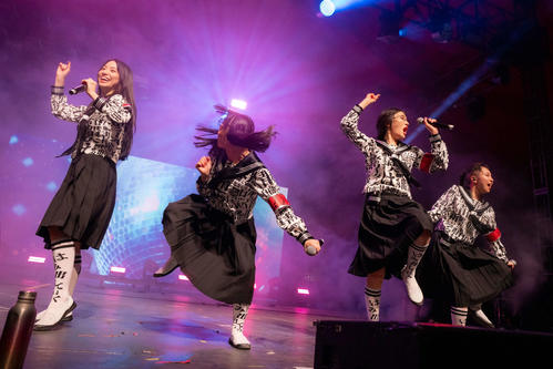 新しい学校のリーダーズ、どてら姿で世界的野外音楽フェス「コーチェラ」登場　歓声浴びる