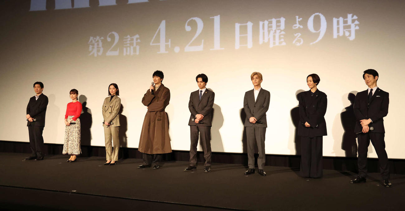 「アンチヒーロー」の舞台あいさつで登壇した、左から林泰文、大島優子、堀田真由、長谷川博己、北村匠海、岩田剛典、木村佳乃、野村萬斎（撮影・丹羽敏通）
