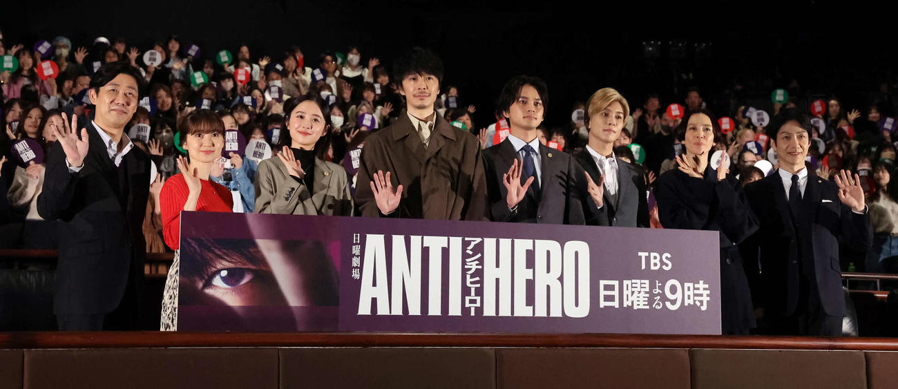 「アンチヒーロー」舞台あいさつで写真に納まる、左から林泰文、大島優子、堀田真由、長谷川博己、北村匠海、岩田剛典、木村佳乃、野村萬斎（撮影・丹羽敏通）