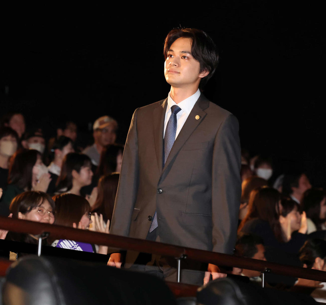 「アンチヒーロー」の舞台あいさつで、客席を通って登壇する北村匠海（撮影・丹羽敏通）