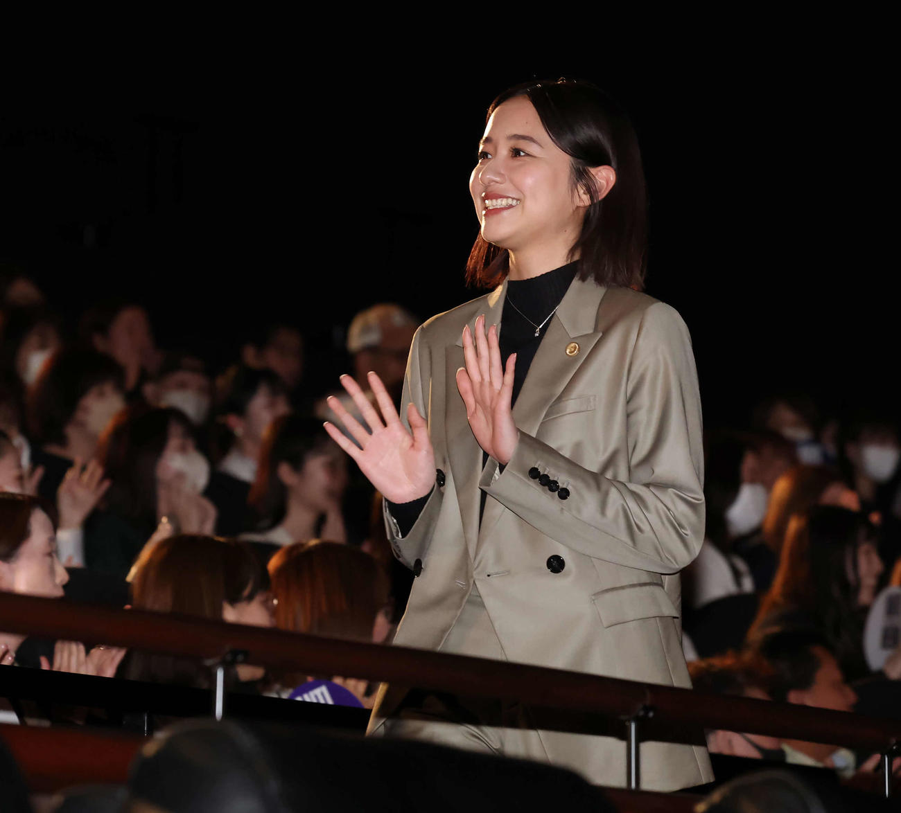 「アンチヒーロー」の舞台あいさつで、客席を通って登壇する堀田真由（撮影・丹羽敏通）