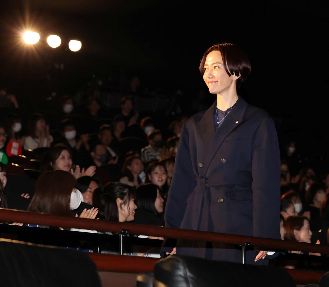 「アンチヒーロー」の舞台あいさつで、客席を通って登壇する木村佳乃（撮影・丹羽敏通）