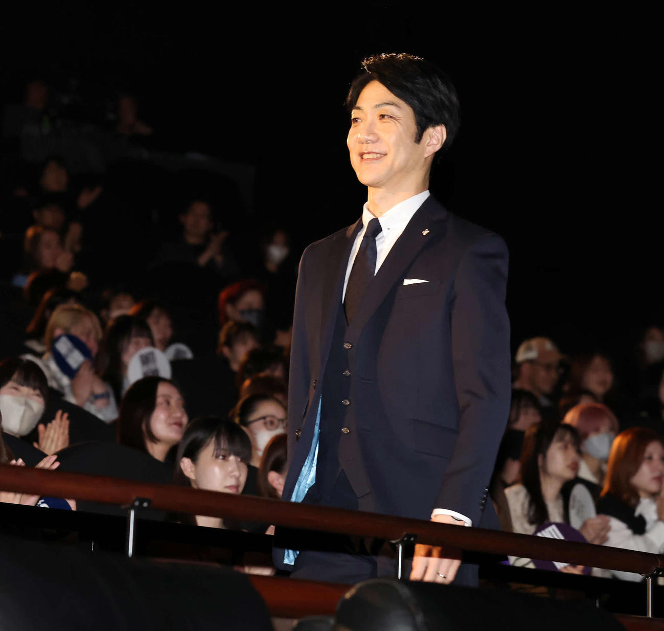 「アンチヒーロー」の舞台あいさつで、客席を通って登壇する野村萬斎（撮影・丹羽敏通）