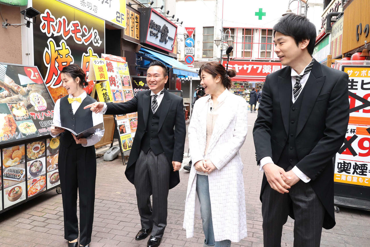 フジテレビ系「街グルメをマジ探索！かまいまち」左から剛力彩芽、山内健司、篠原涼子、濱家隆一（C）フジテレビ