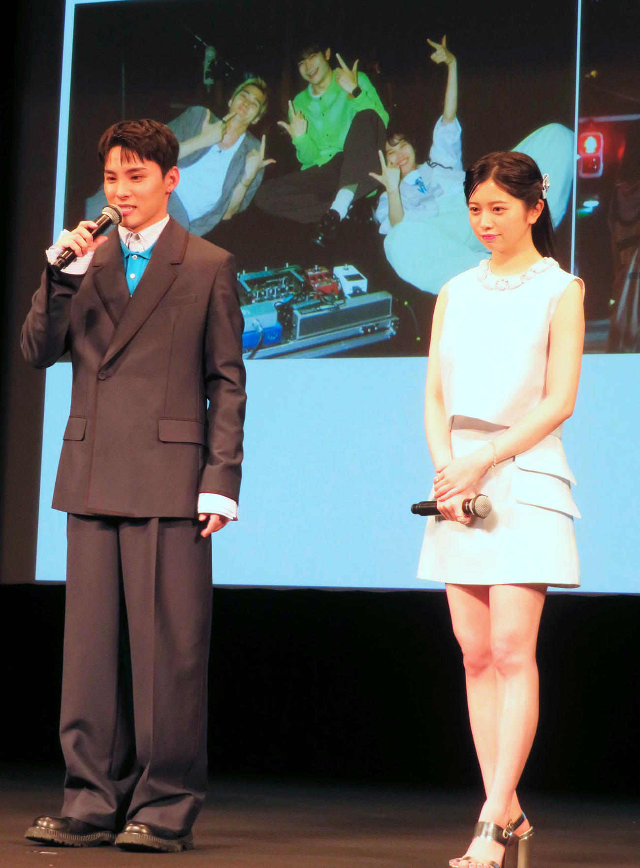 映画「バジーノイズ」完成披露試写会で、撮影中に自ら撮った写真を紹介するJO1川西拓実と桜田ひより（撮影・村上幸将）