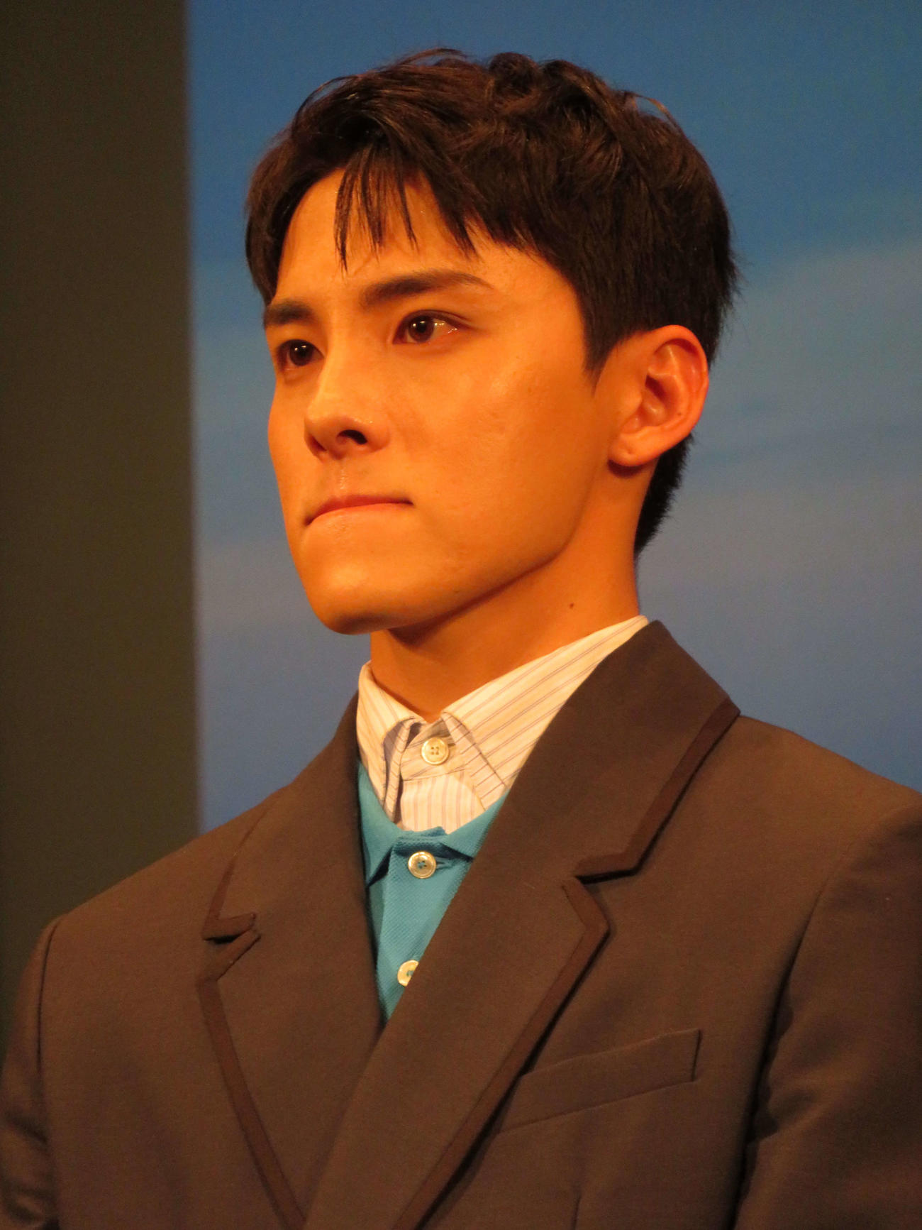 映画「バジーノイズ」完成披露試写会で涙ぐみ、手で顔を拭うJO1川西拓実（撮影・村上幸将）
