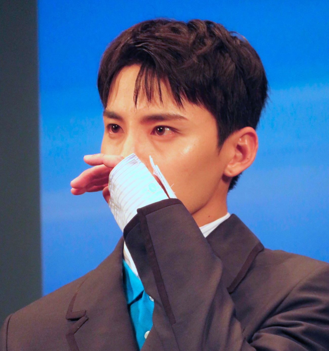 映画「バジーノイズ」完成披露試写会で涙ぐみ、手で顔を拭うJO1川西拓実（撮影・村上幸将）