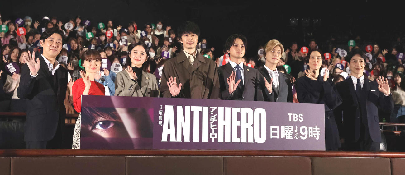 「アンチヒーロー」舞台あいさつで写真に納まる、左から林泰文、大島優子、堀田真由、長谷川博己、北村匠海、岩田剛典、木村佳乃、野村萬斎（撮影・丹羽敏通）