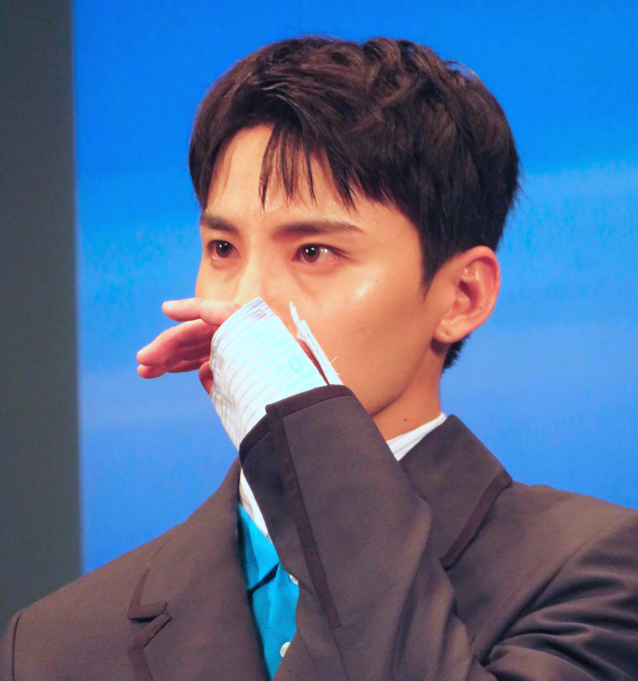 映画「バジーノイズ」完成披露試写会で涙ぐみ、手で顔を拭うJO1川西拓実（撮影・村上幸将）
