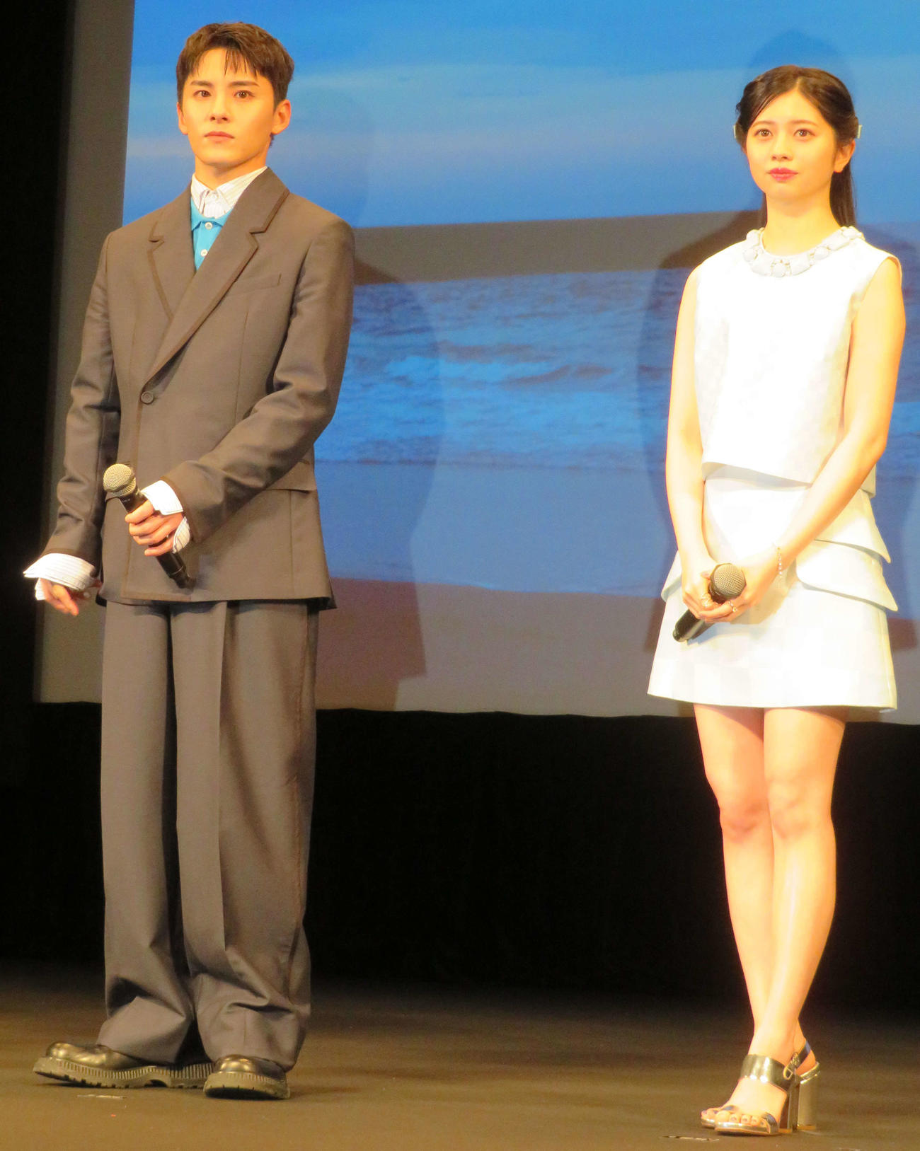 映画「バジーノイズ」完成披露試写会に登壇したJO1川西拓実と桜田ひより（撮影・村上幸将）