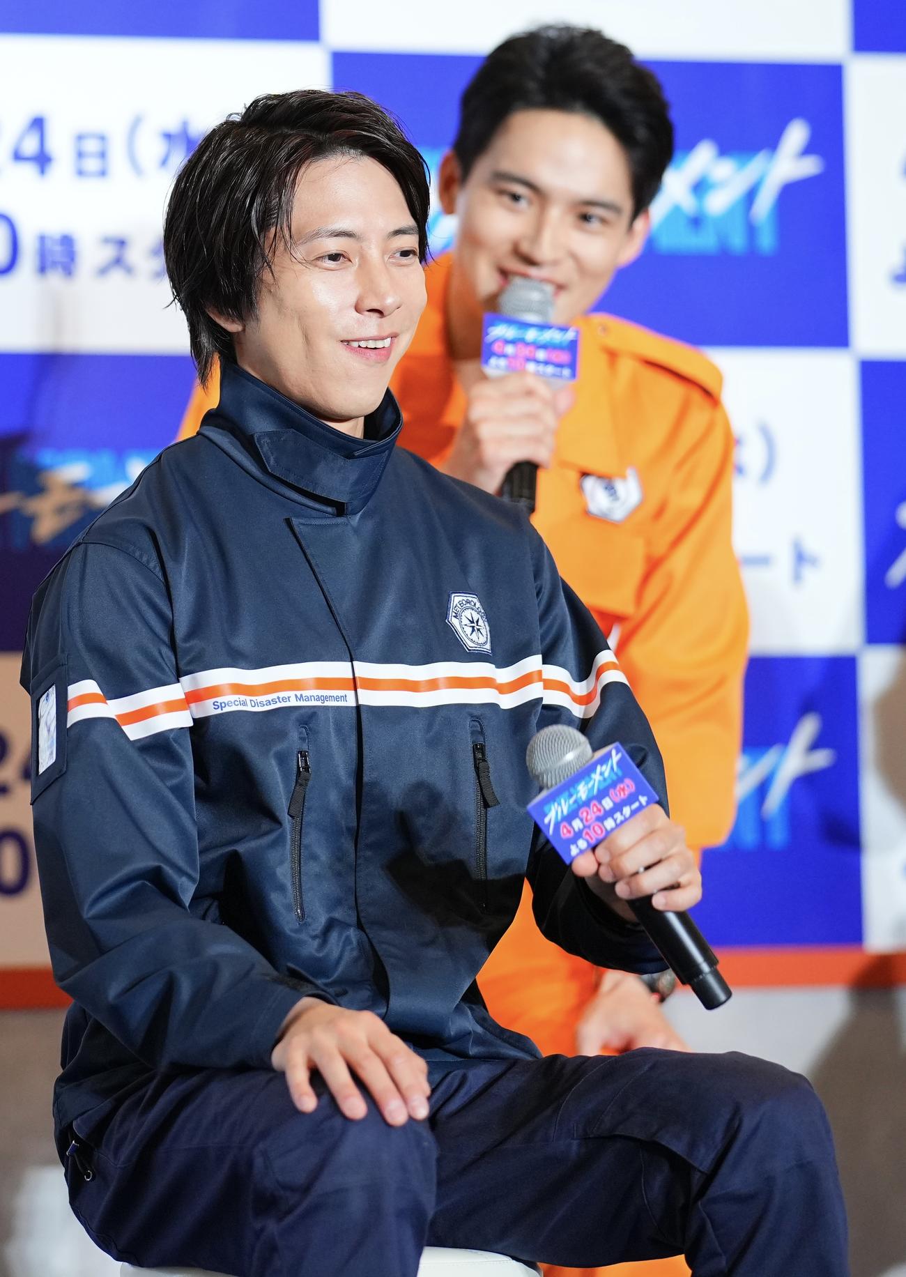 フジテレビ系ドラマ「ブルーモーメント」制作発表で共演者から褒められ照れ笑いを浮かべる山下智久（撮影・垰建太）