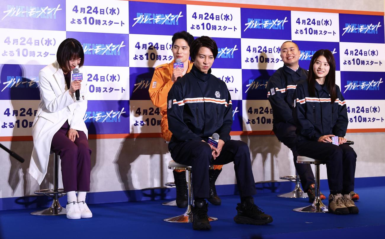 フジテレビ系ドラマ「ブルーモーメント」制作発表の和やかな雰囲気でトークセッションを行う、左から夏帆、水上恒司、山下智久、岡部大、出口夏希（撮影・垰建太）