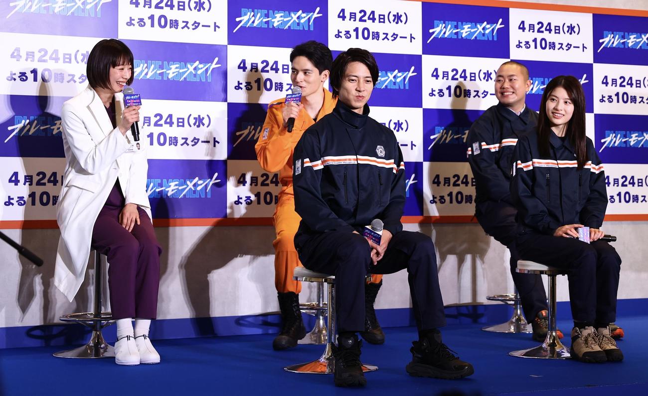 フジテレビ系ドラマ「ブルーモーメント」制作発表の和やかな雰囲気でトークセッションを行う、左から夏帆、水上恒司、山下智久、岡部大、出口夏希（撮影・垰建太）