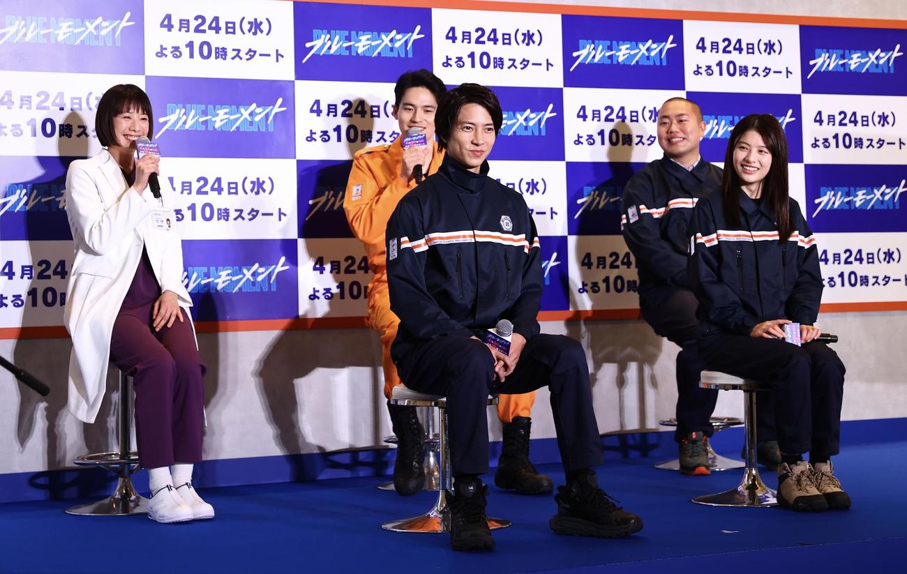 フジテレビ系ドラマ「ブルーモーメント」制作発表の和やかな雰囲気でトークセッションを行う、左から夏帆、水上恒司、山下智久、岡部大、出口夏希（撮影・垰建太）