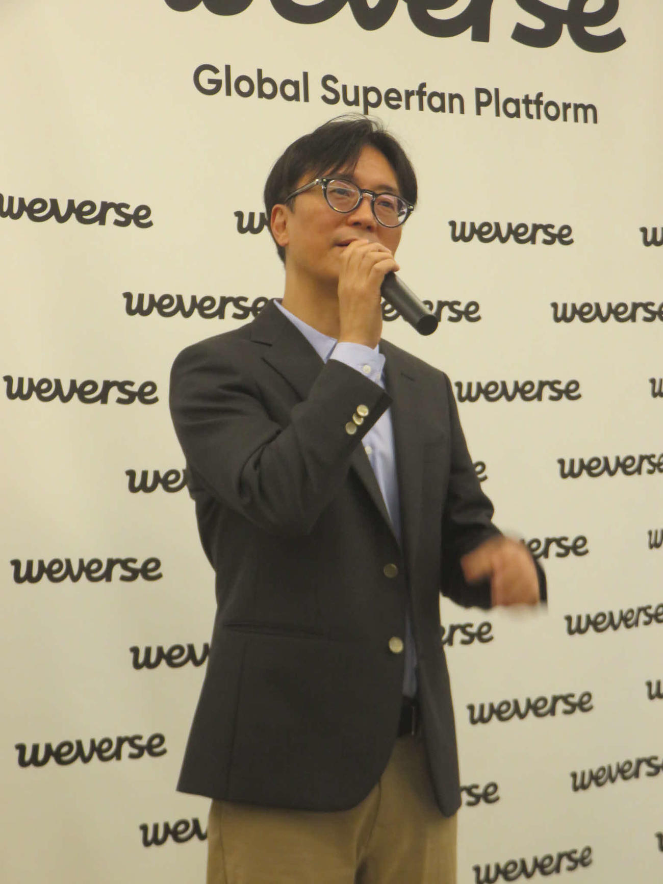 Weverseの戦略を説明するムン・ジスGM