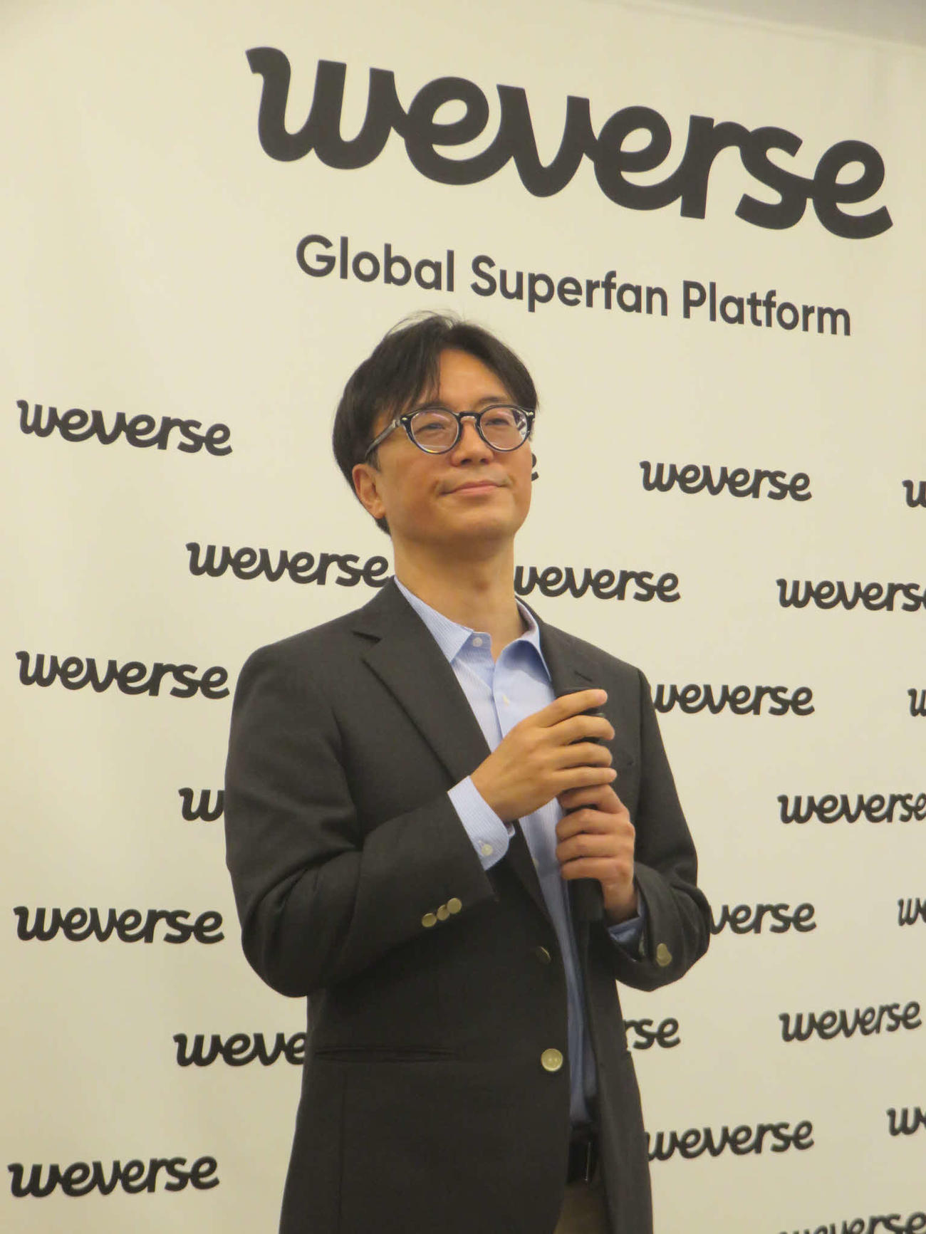 Weverseの戦略を説明するムン・ジスGM
