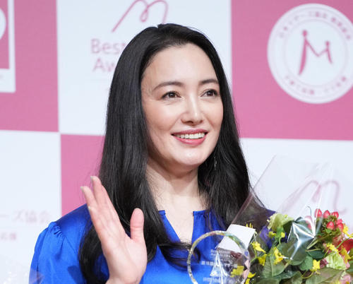 インスタ開設した仲間由紀恵、CM撮影オフショット披露「撮影頑張ったら綺麗なお花頂けました」