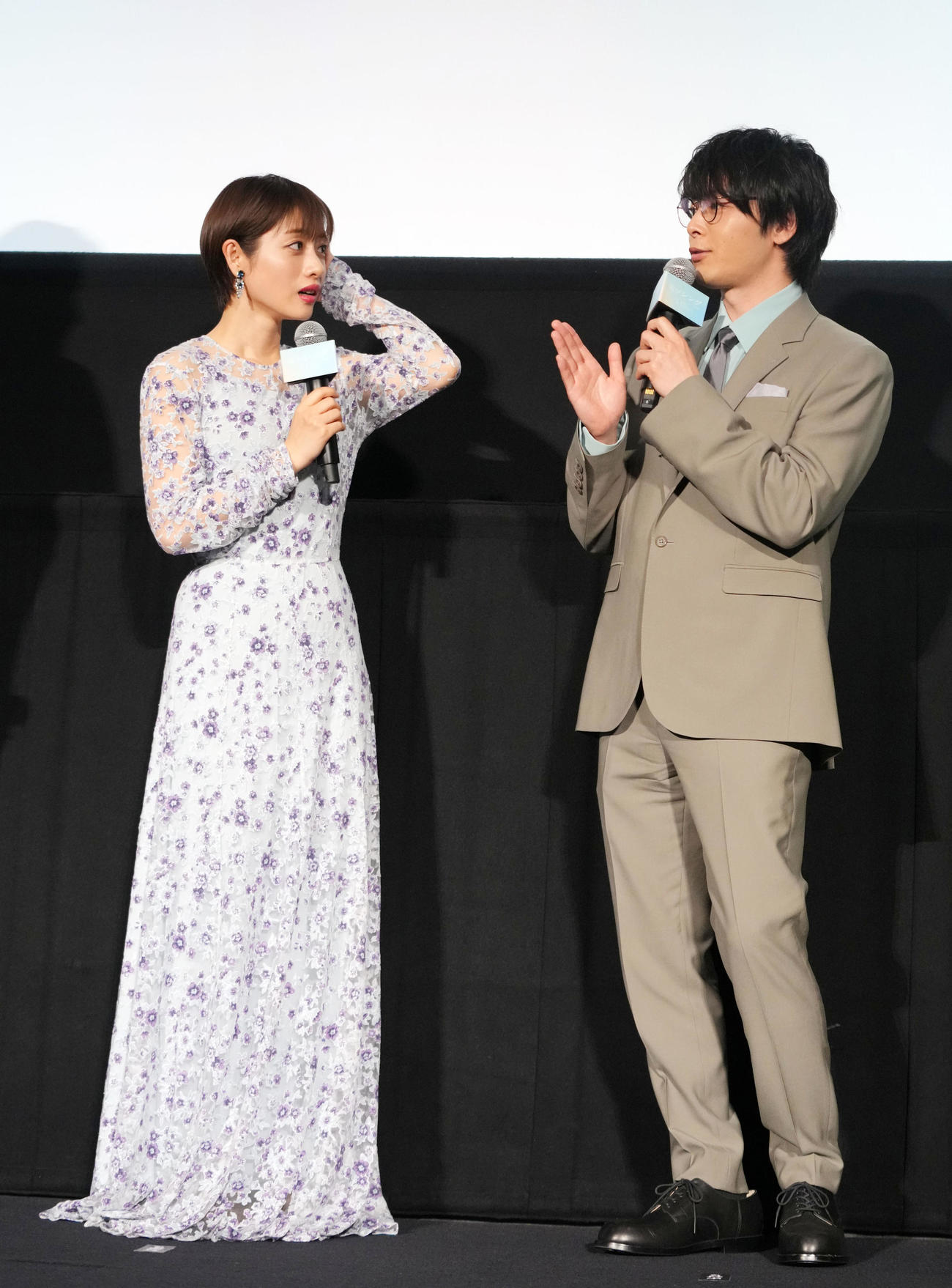 「ミッシング」完成披露試写会で談笑する石原さとみ（左）と中村倫也（撮影・横山健太）