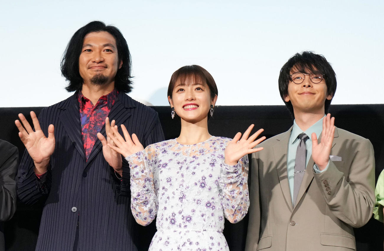 「ミッシング」完成披露試写会で笑顔を見せる、左から青木崇高、石原さとみ、中村倫也（撮影・横山健太）