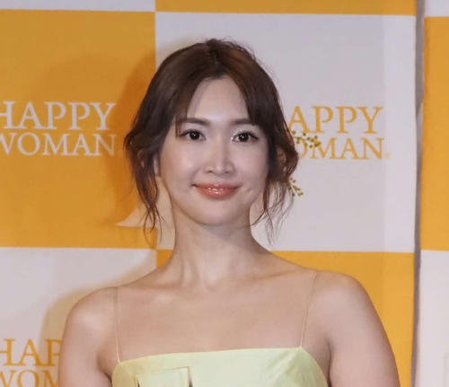 「ギャル紗栄子」に絶賛の声　ミニスカ＆ハイソックスのオールブラックコーデで美脚披露