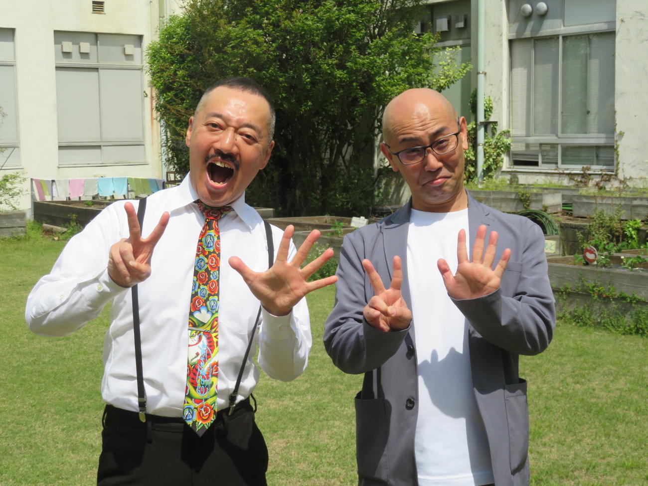 25周年をアピールする5GAPのクボケン（左）とトモ