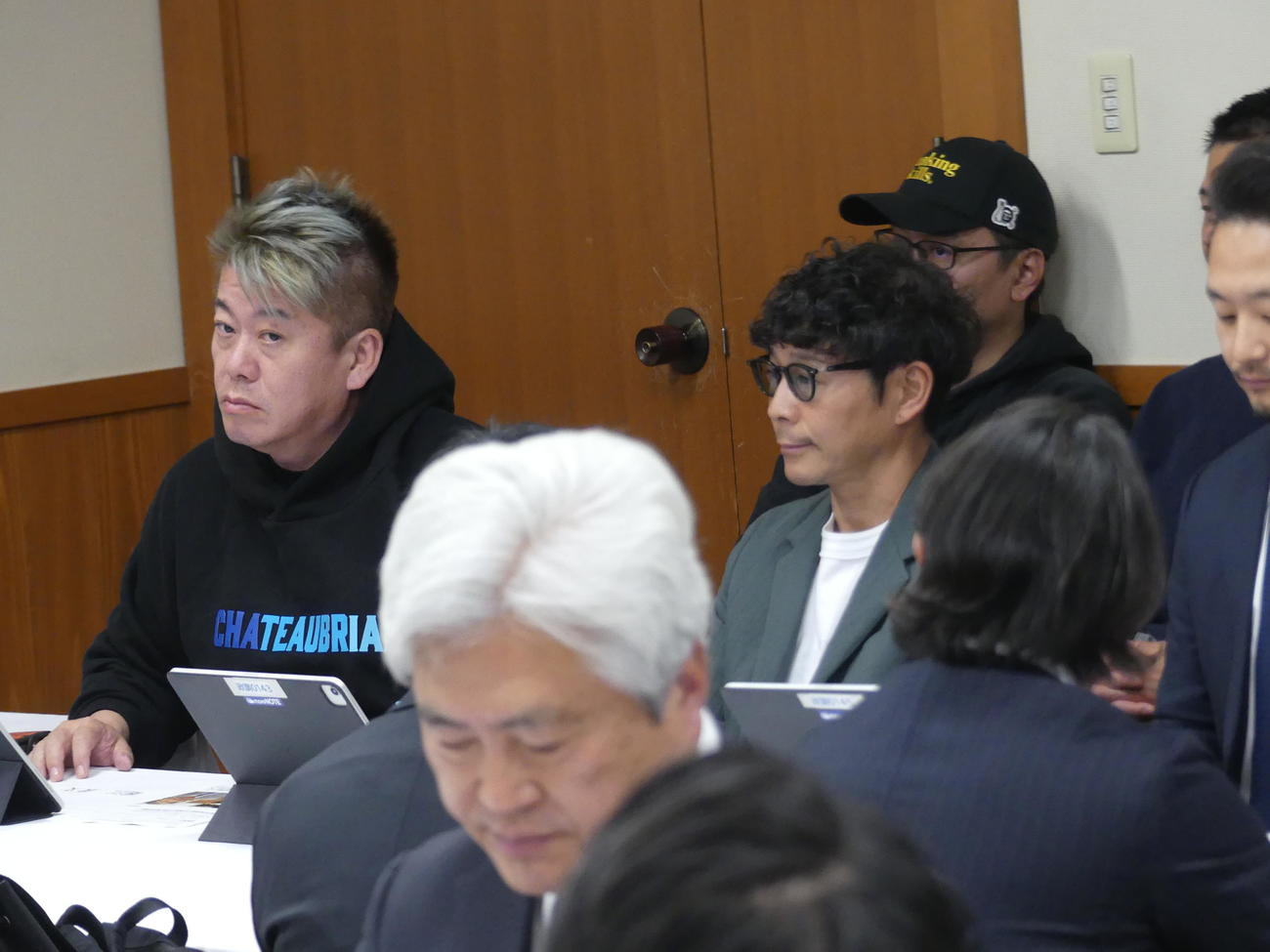 10日、SNSの「なりすまし不正広告」対策を協議する自民党の会合に出席する堀江貴文氏（左）と前澤友作氏（撮影・中山知子）