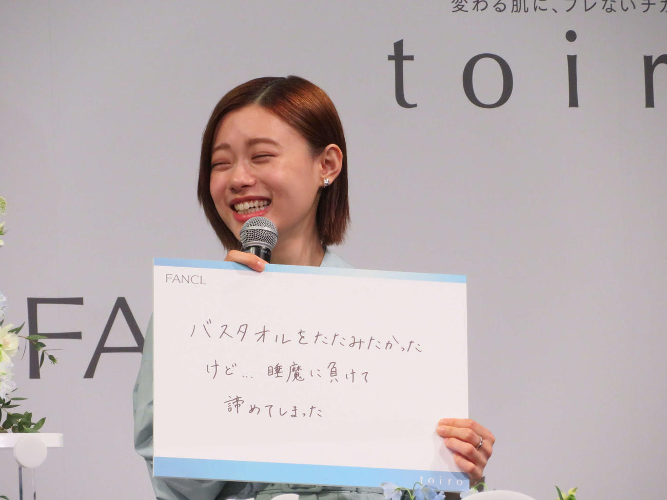 ファンケル「toiro」新CM発表会でプライベートのエピソードを明かし、笑う杉咲花（撮影・村上幸将）