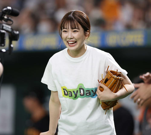 日テレ黒田みゆアナ、春色の透け感ブラウス衣装ショットに「安定の可愛さ」