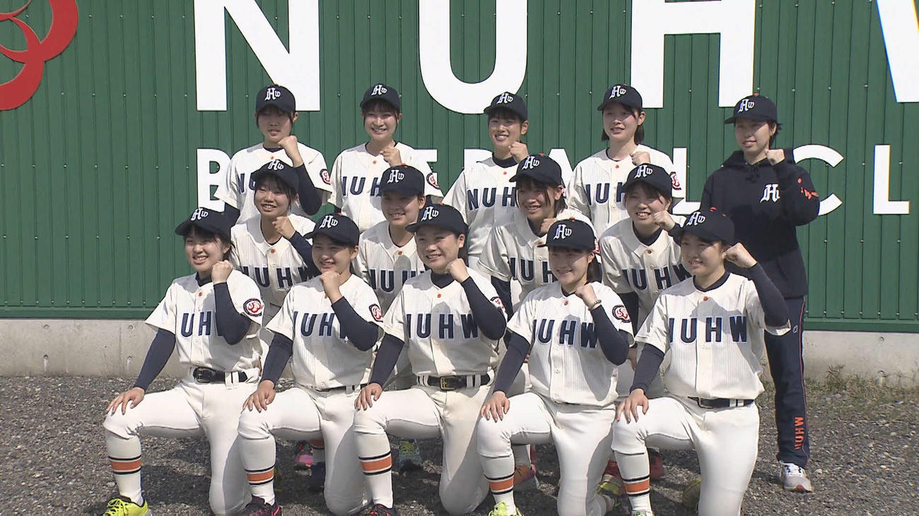 勢ぞろいした14人の女子硬式野球部員。活躍を誓ってガッツポーズ
