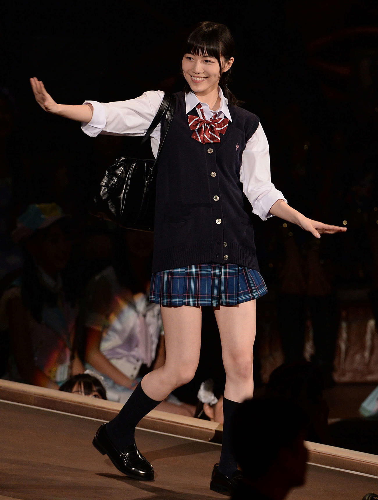 第4回AKB48じゃんけん大会　女子高生姿で花道を通る松井珠理奈（2013年9月撮影）