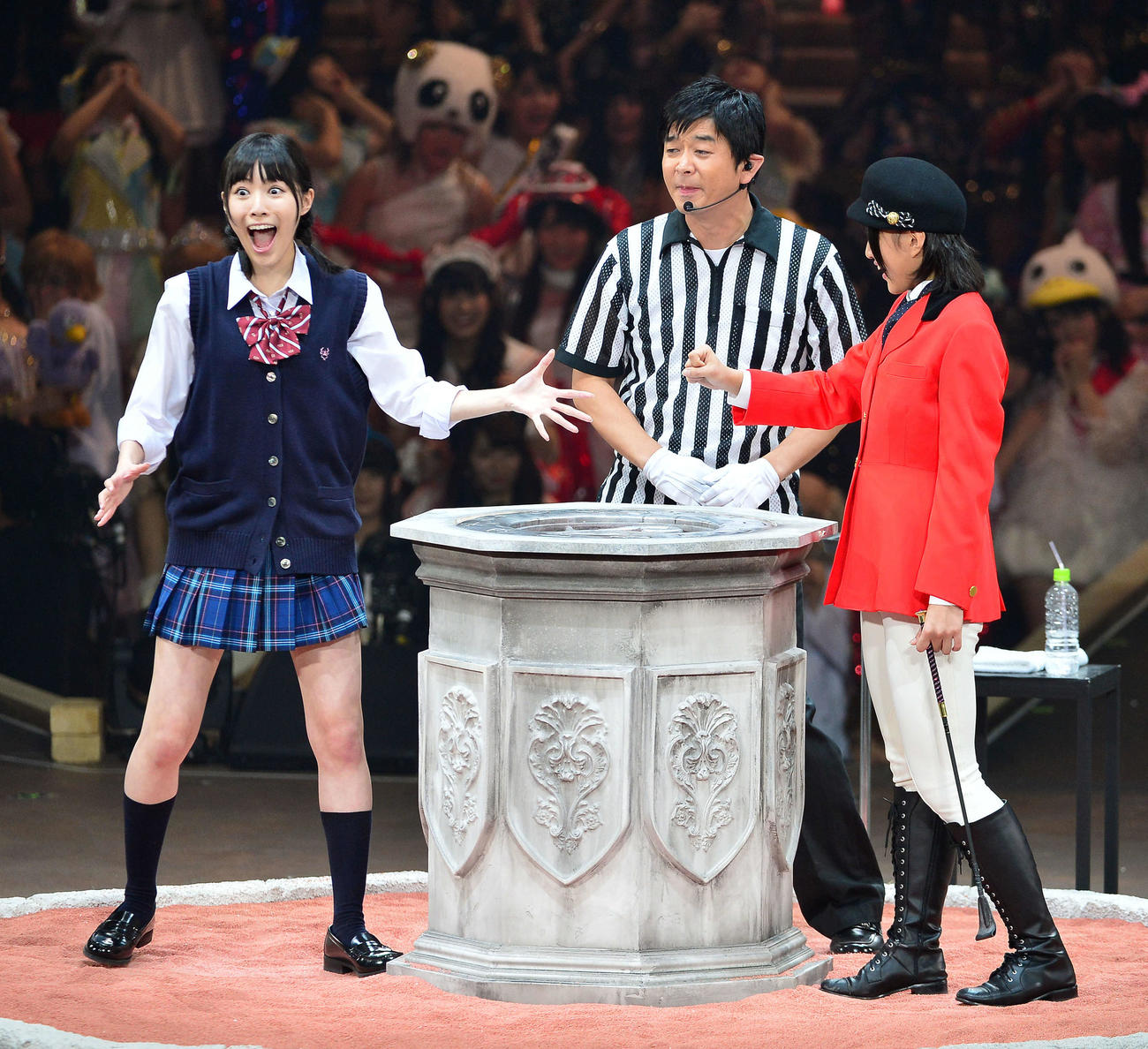 第4回AKB48じゃんけん大会　決勝で上枝恵美加（右）を破り優勝した松井珠理奈は大きく目を見開いて喜ぶ（2013年9月撮影）