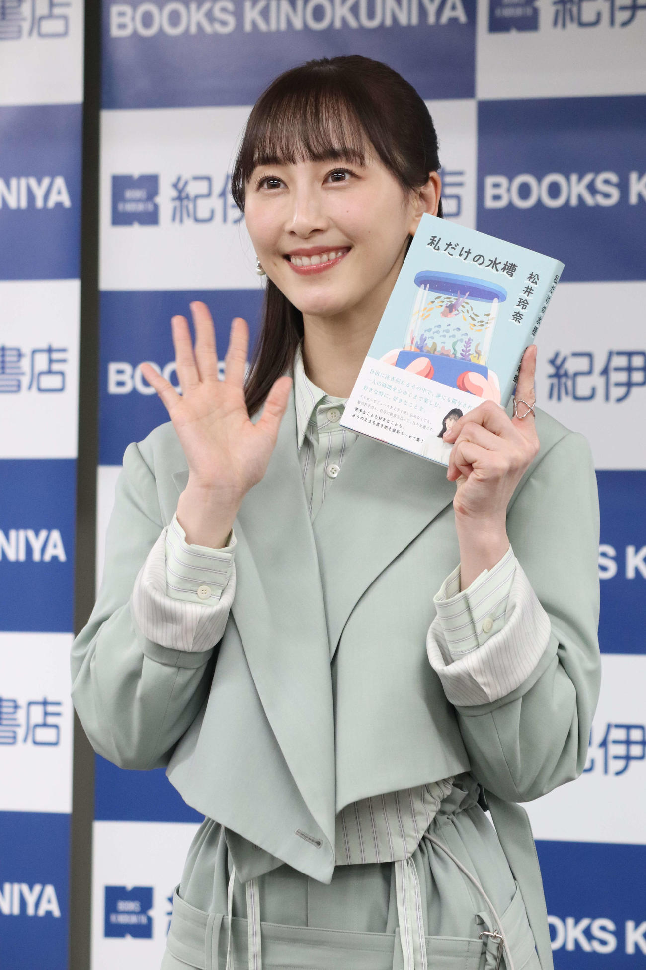 新作エッセー「私だけの水槽」（朝日新聞出版）発売記念イベントを行った松井玲奈（撮影・加藤理沙）