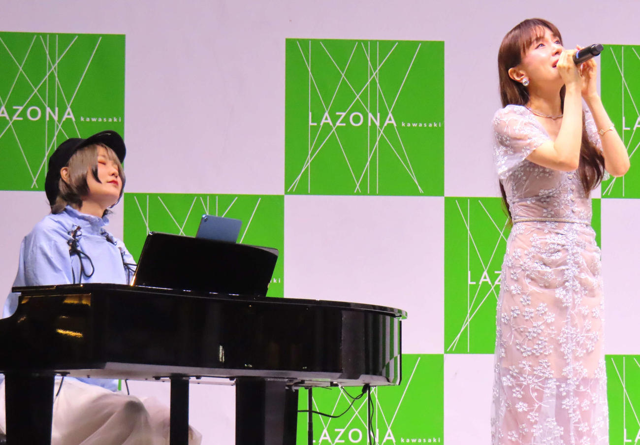 「Let It Go」をパフォーマンスするMayJ．（右）とハラミちゃん