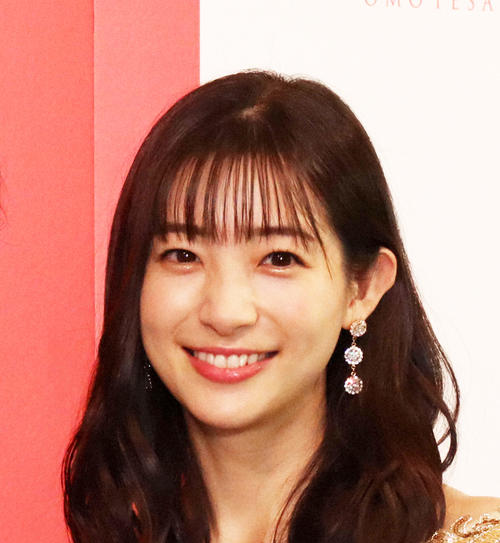 足立梨花が挙式報告！　ウエディングドレス姿披露、夫TATSUとのラブラブ写真も一挙公開