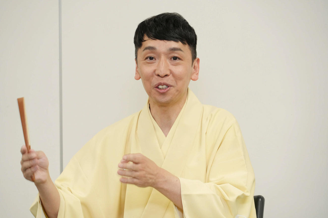 日本テレビ系「笑点」の大喜利コーナーに新加入したことを受けて、囲み取材に応じる立川晴の輔