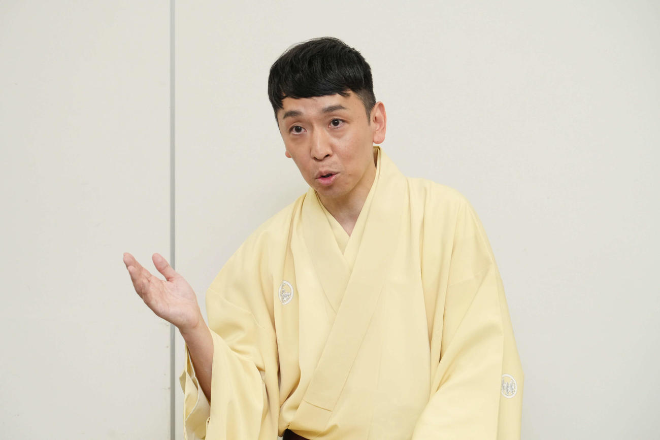 日本テレビ系「笑点」の大喜利コーナーに新加入したことを受けて、囲み取材に応じる立川晴の輔