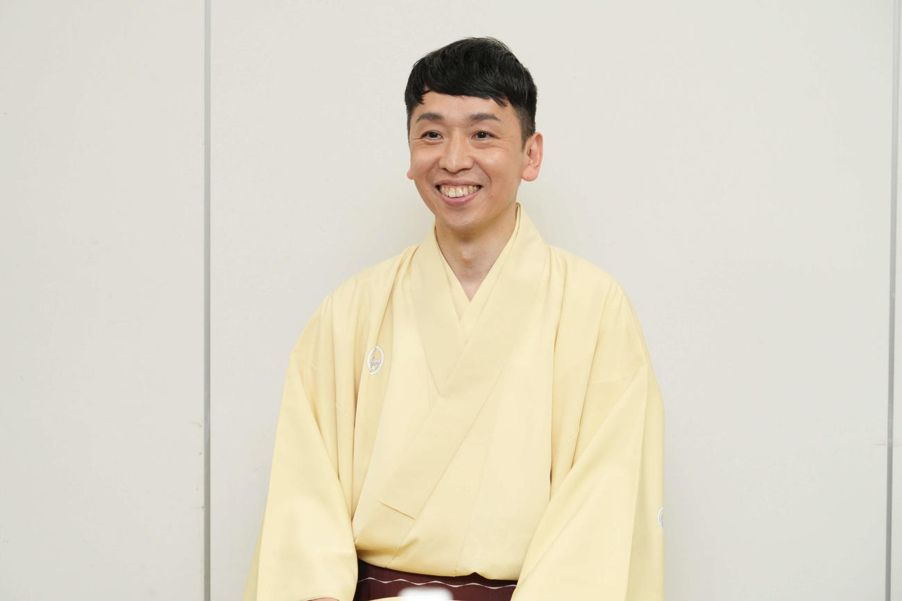 日本テレビ系「笑点」の大喜利コーナーに新加入したことを受けて、囲み取材に応じる立川晴の輔