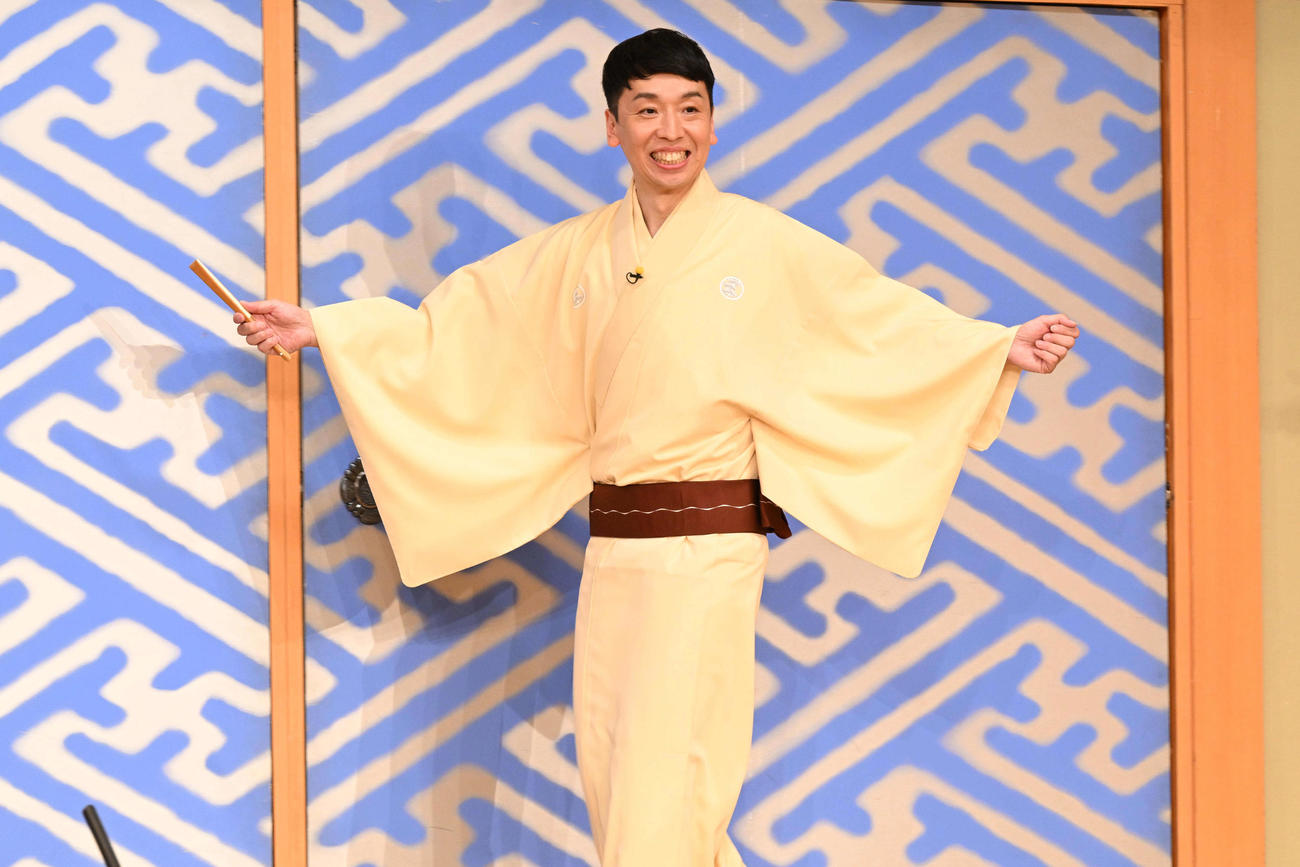 日本テレビ系「笑点」の大喜利コーナーに新加入し、メンバーカラーとなったクリーム色（鳥の子色）の着物を披露した立川晴の輔