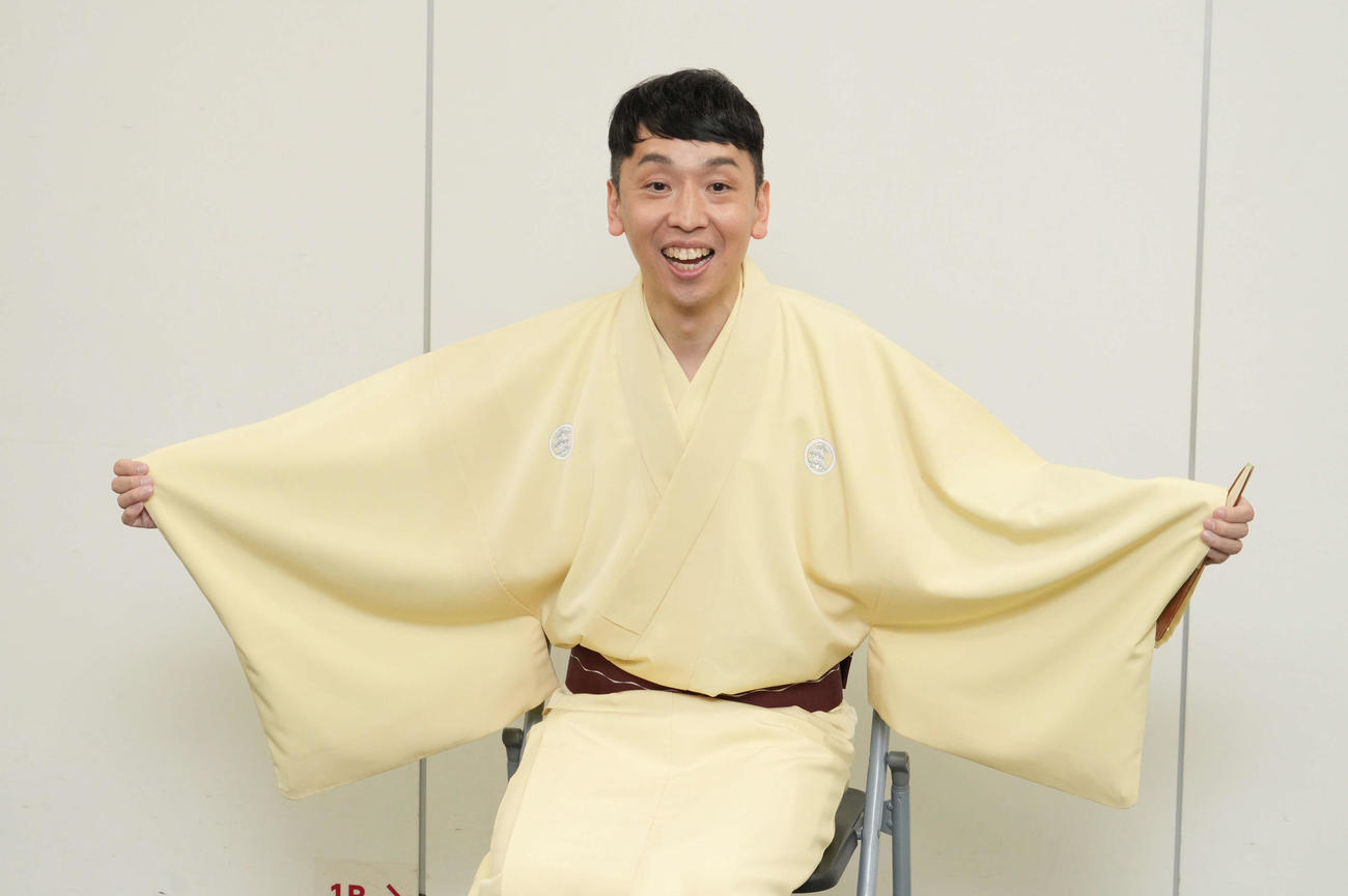 日本テレビ系「笑点」の大喜利コーナーに新加入したことを受けて、囲み取材に応じる立川晴の輔
