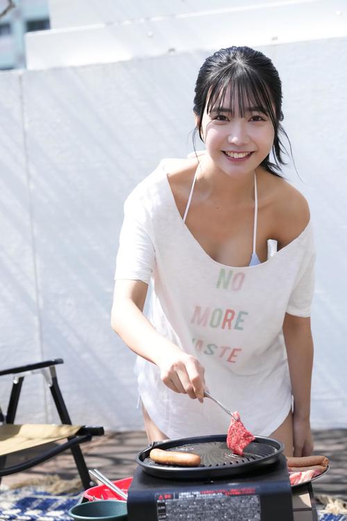 ＃2i2天羽希純「編み上げは紐が外れたら…」「いろいろ盛れてる」水着グラビアBOMB初表紙