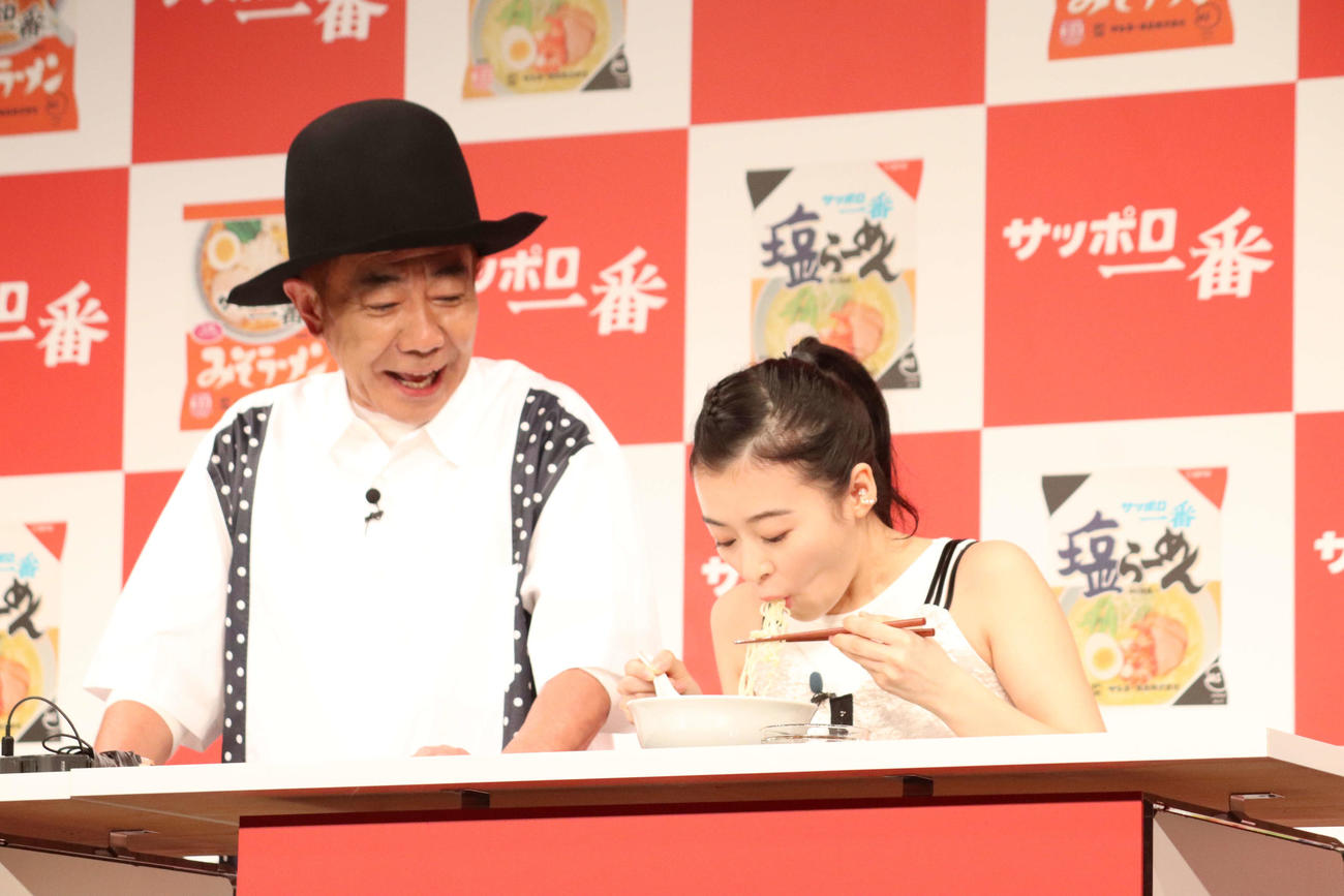 木梨憲武の作った「サッポロ一番」を試食する森七菜（撮影・加藤理沙）