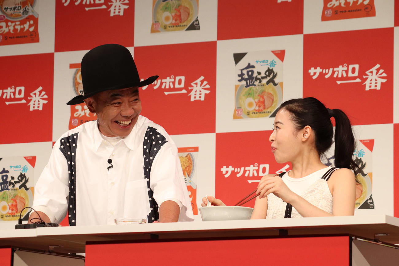 木梨憲武の作った「サッポロ一番」を試食する森七菜（撮影・加藤理沙）