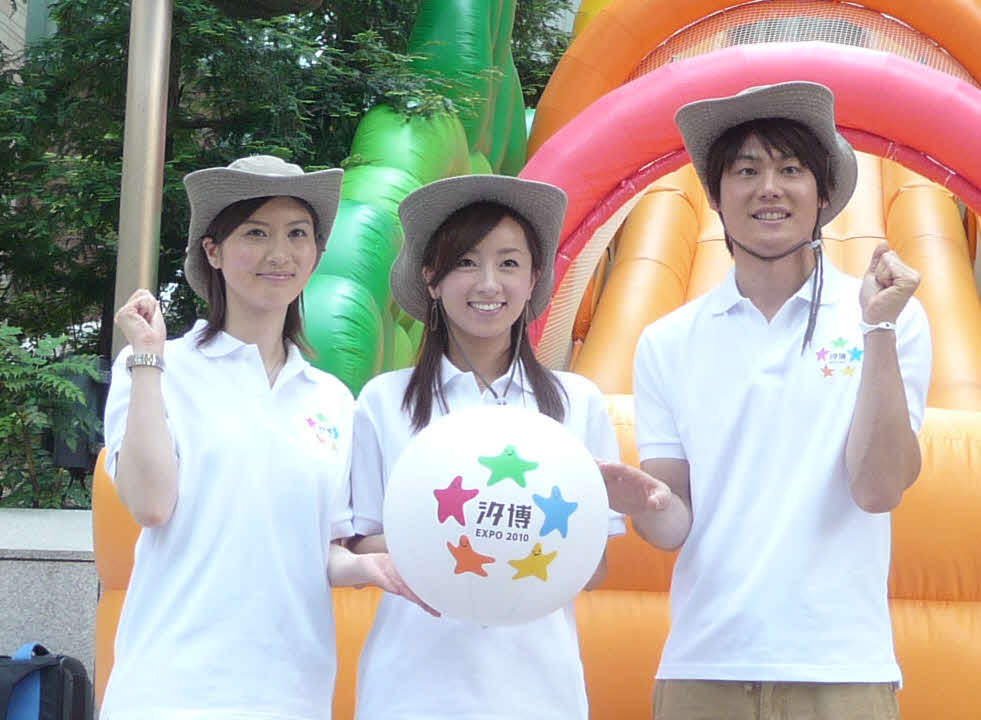 イベントを行った日本テレビアナウンサーたち。左から鈴江奈々、西尾由佳理、上重聡の各アナ(2010年7月22日撮影)