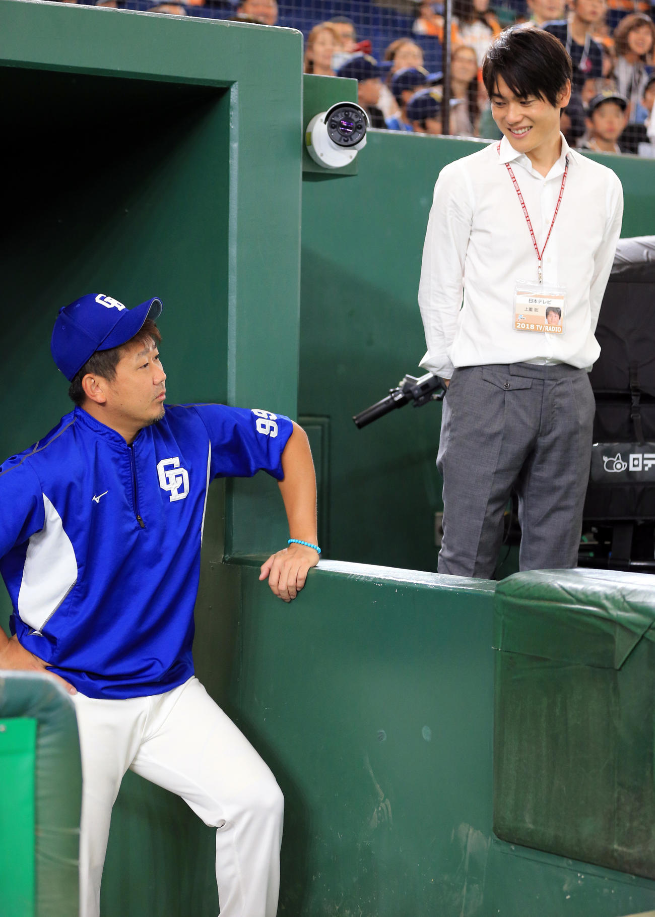 練習中、話し込む中日の松坂（左）と日本テレビの上重聡アナウンサー（2018年8月19日）