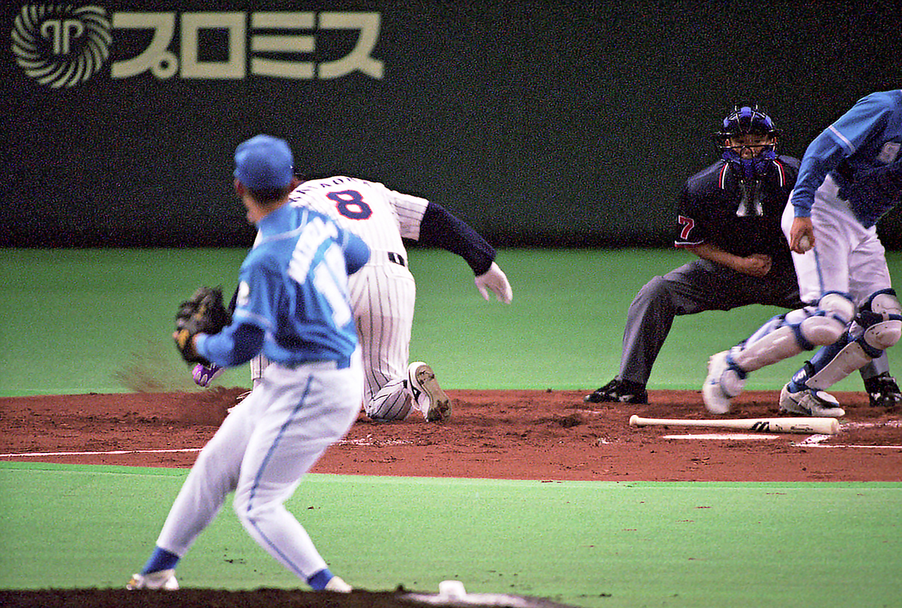 99年4月、プロ初登板西武松坂大輔の155キロ直球で三振を喫した日本ハム片岡篤史は体勢を崩しひざをつく