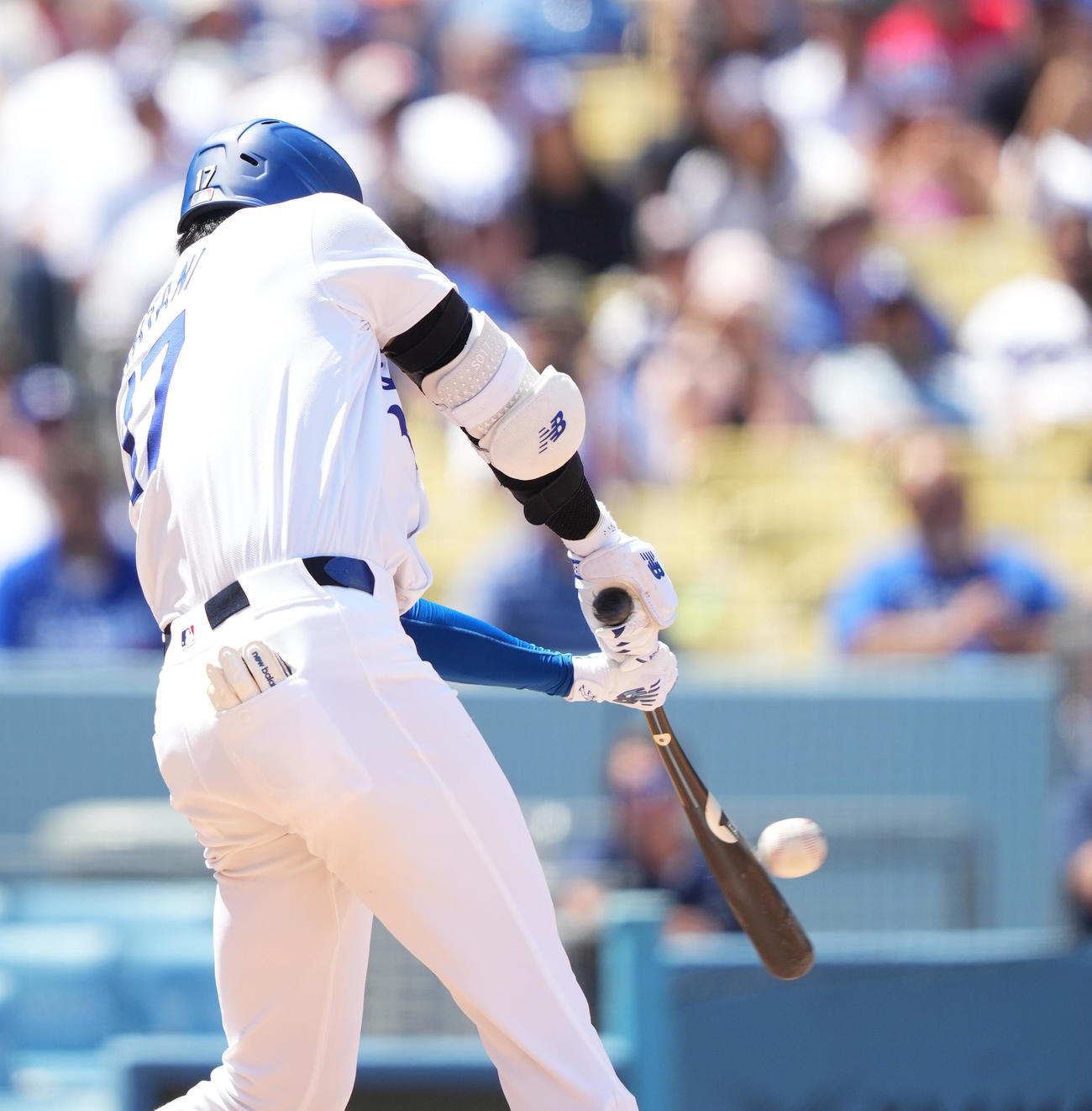 ドジャース対ナショナルズ　8回裏ドジャース2死、中前打を放つ大谷（撮影・菅敏）