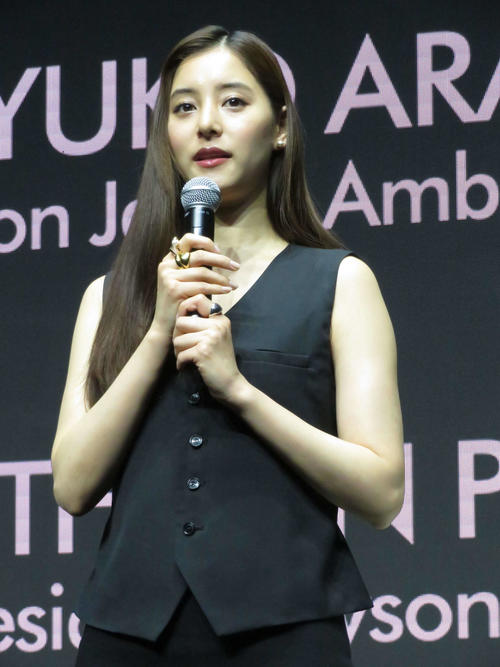 薄手のスカートとノースリーブで登場の新木優子「基本的にはナチュラル」メークや髪形は自然体